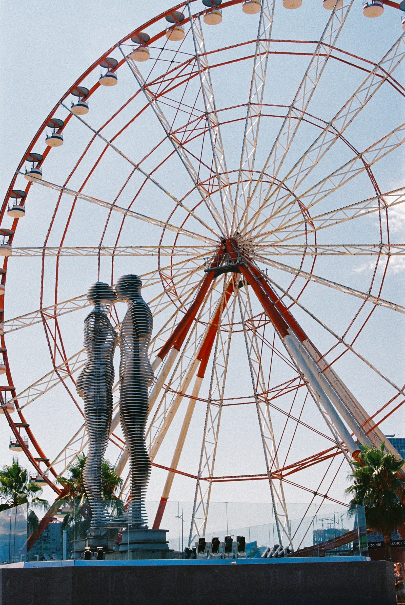 Ali-und-Nino-Skulptur vor dem Riesenrad in Batumi